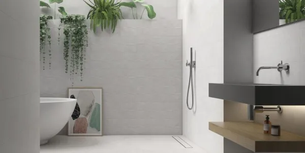 Baño con azulejos efecto barro en tonos neutros, colección Zero de Vives