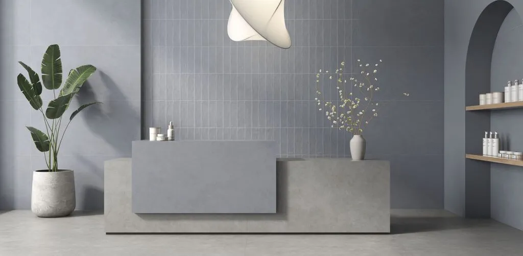 Baño con azulejos efecto barro en tonos neutros, colección Zero de Vives