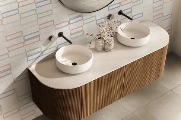 Baño con azulejos efecto barro en tonos cálidos, colección Zest de Aparici