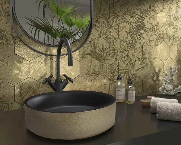 Baño con azulejos efecto botánico en tonos cálidos, colección Magnet de Dune