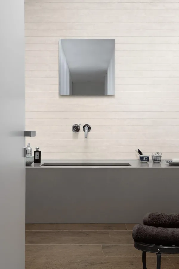 Baño con azulejos efecto cemento, colección Alchimia de Marazzi