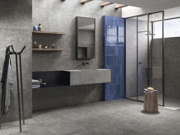 Baño con azulejos efecto cemento en tonos neutros, colección Ama de Ape