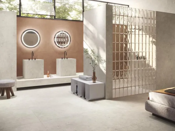 Baño con azulejos efecto cemento en tonos cálidos, colección Ama de Ape