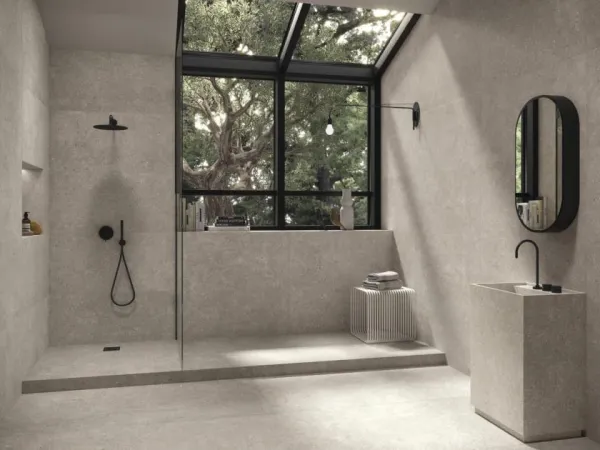 Baño con azulejos efecto cemento en tonos neutros, colección Ama de Ape