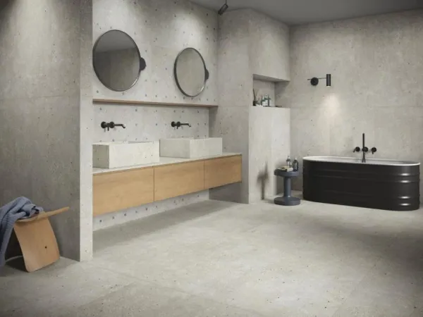 Baño con azulejos efecto cemento en tonos neutros, colección Ama de Ape