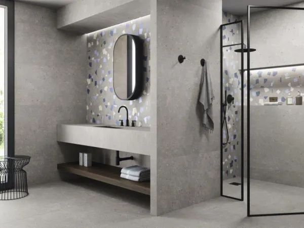 Baño con azulejos efecto cemento en tonos neutros, colección Ama de Ape