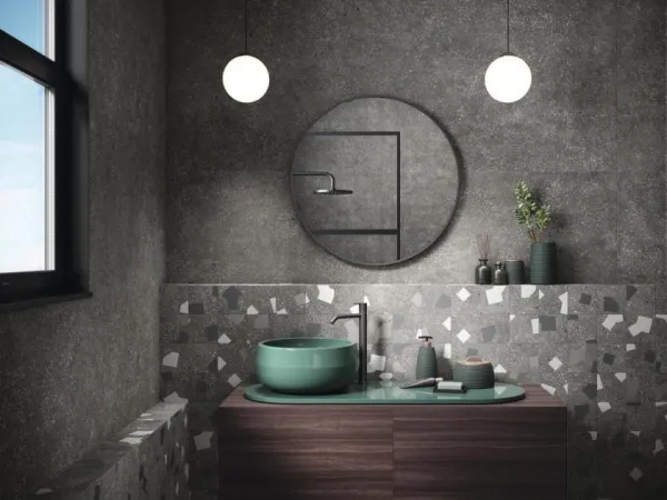 Baño con azulejos efecto cemento en tonos neutros, colección Ama de Ape