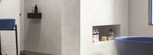 Baño con azulejos efecto cemento en tonos neutros, colección Ama de Ape