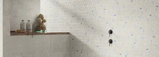 Baño con azulejos efecto cemento en tonos neutros, colección Ama de Ape