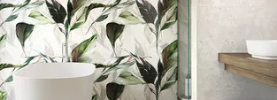 Baño con azulejos efecto cemento en tonos neutros, colección Ama de Ape