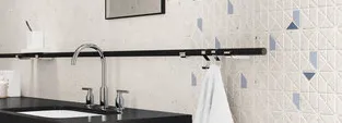 Baño con azulejos efecto cemento en tonos neutros, colección Ama de Ape