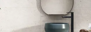 Baño con azulejos efecto cemento en tonos neutros, colección Ama de Ape