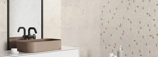 Baño con azulejos efecto cemento en tonos neutros, colección Ama de Ape