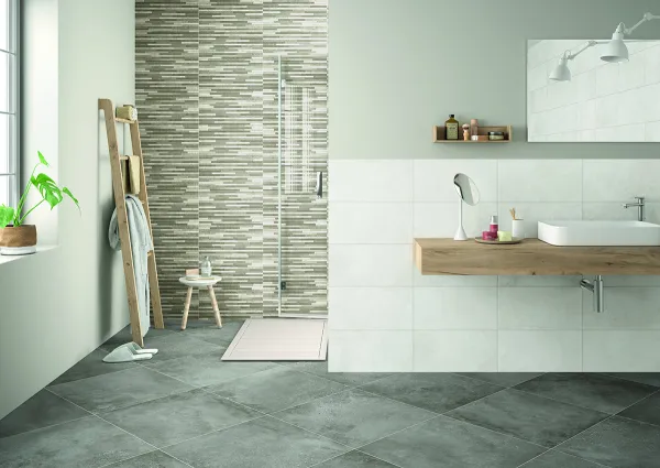 Baño con azulejos efecto cemento en tonos neutros, colección Amstel de STN