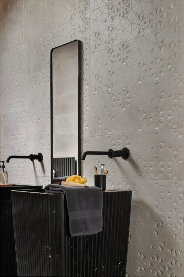 Baño con azulejos efecto cemento en tonos neutros, colección Arduin de Metropol