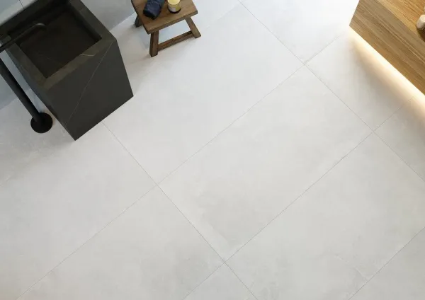 Baño con azulejos efecto cemento en tonos neutros, colección Arduin de Metropol