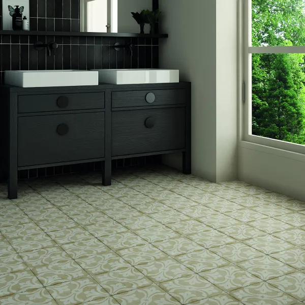 Baño con azulejos efecto cemento en tonos fríos, colección Art nouveau de Equipe