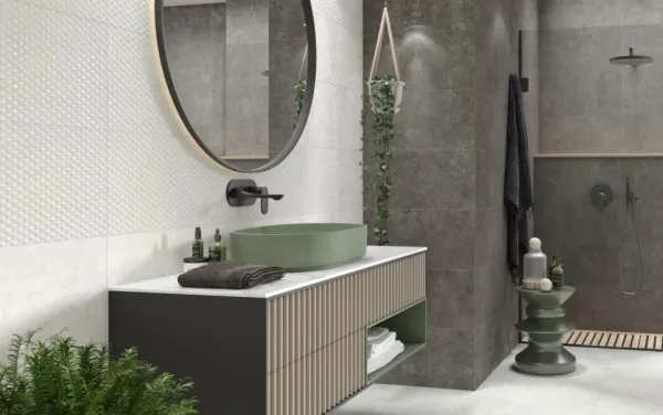 Baño con azulejos efecto cemento en tonos neutros, colección Aston de Colorker
