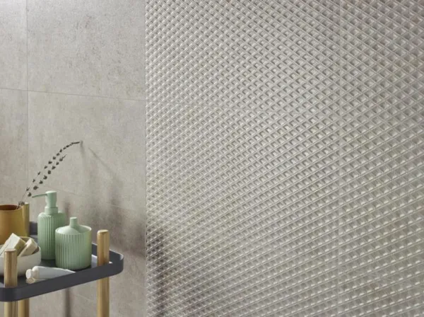 Baño con azulejos efecto cemento en tonos neutros, colección Aston de Colorker