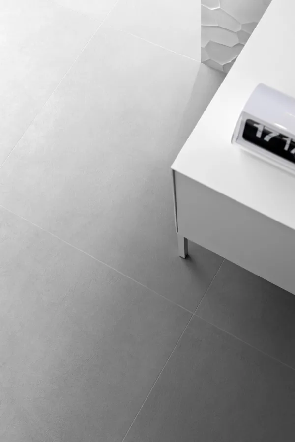 Baño con azulejos efecto cemento en tonos neutros, colección Block de Marazzi