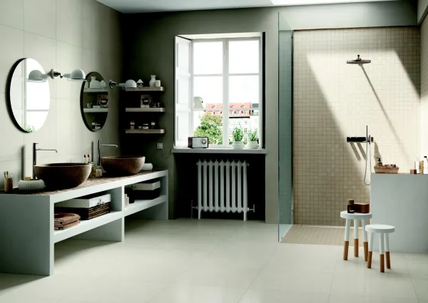 Baño con azulejos efecto cemento en tonos neutros, colección Block de Marazzi