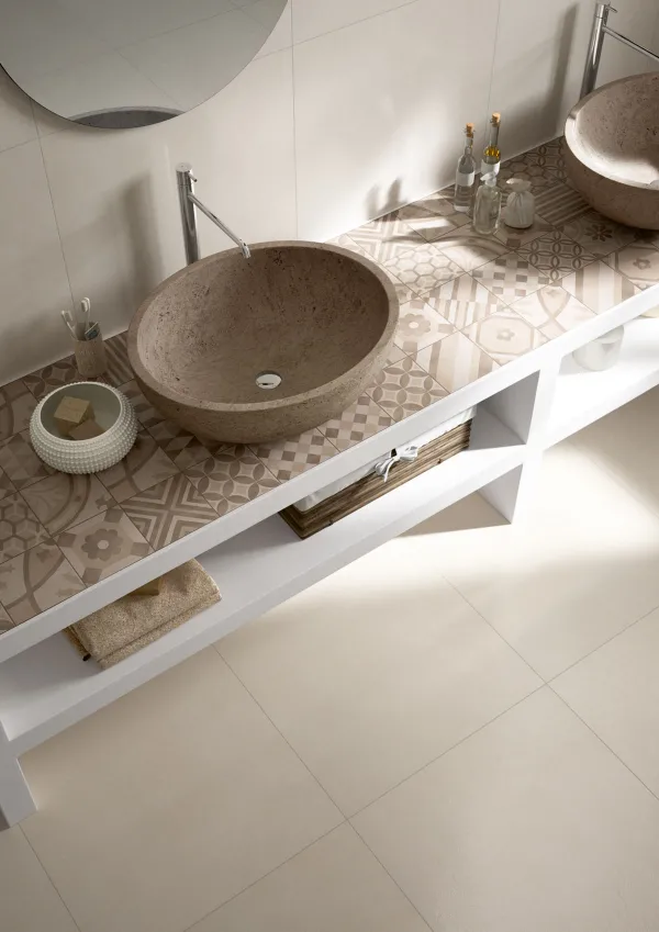 Baño con azulejos efecto cemento en tonos cálidos, colección Block de Marazzi