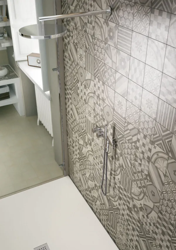 Baño con azulejos efecto cemento en tonos neutros, colección Block de Marazzi