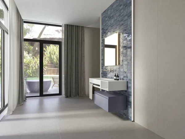 Baño con azulejos efecto cemento en tonos neutros, colección Borneo de Cifre
