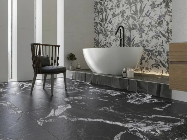 Baño con azulejos efecto cemento en tonos neutros, colección Borneo de Cifre