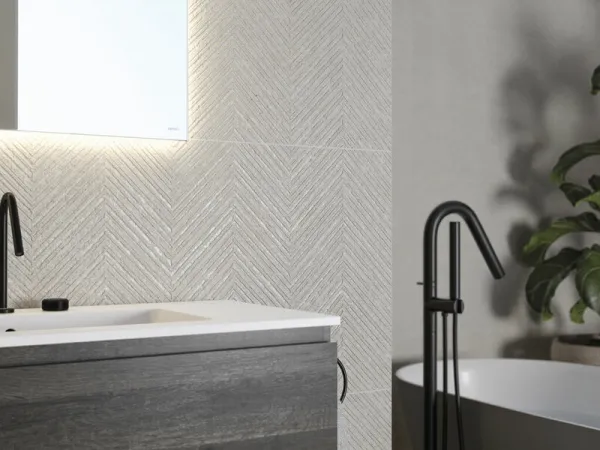 Baño con azulejos efecto cemento en tonos neutros, colección Borneo de Cifre