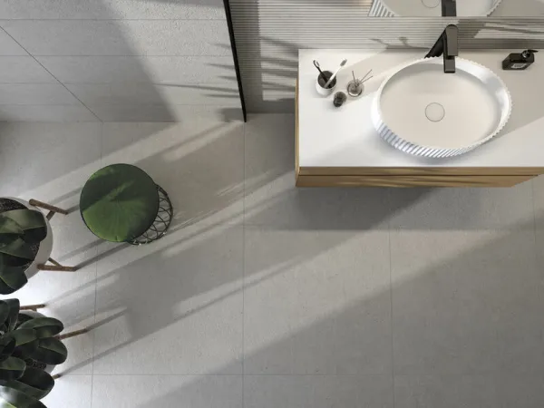 Baño con azulejos efecto cemento en tonos neutros, colección Borneo de Cifre