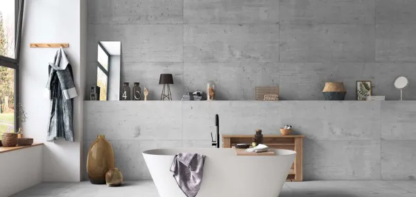 Baño con azulejos efecto cemento en tonos neutros, colección Cassero de Apavisa