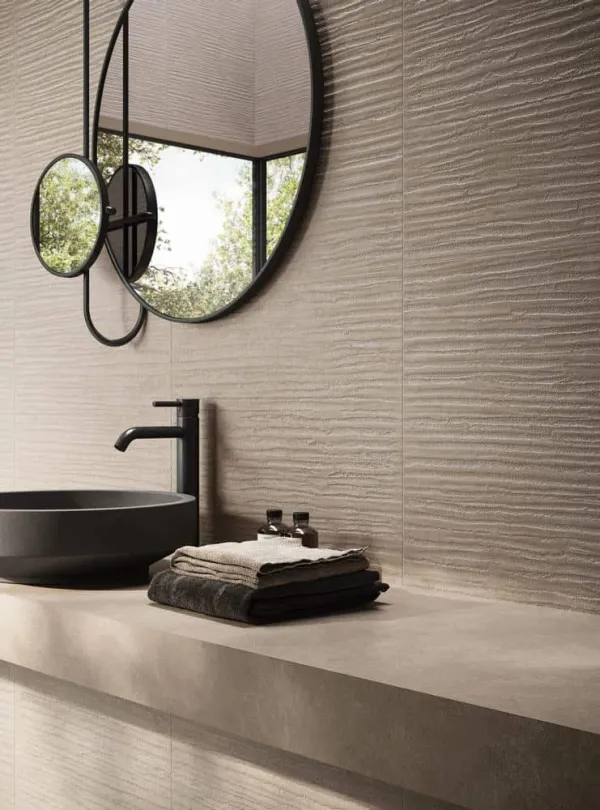 Baño con azulejos efecto cemento en tonos cálidos, colección Cement vibes de Ceramiche Piemme