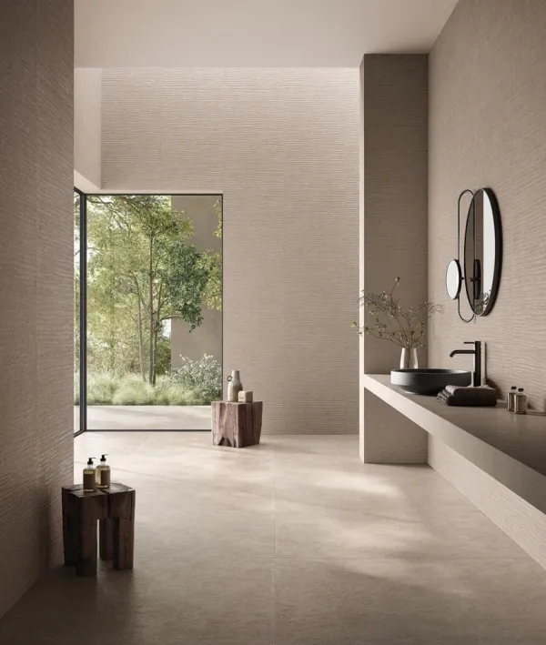 Baño con azulejos efecto cemento en tonos cálidos, colección Cement vibes de Ceramiche Piemme