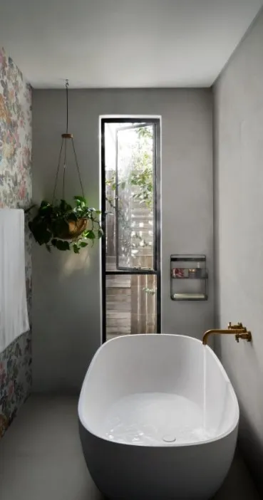 Baño con azulejos efecto cemento en tonos neutros, colección Cementum de Marazzi