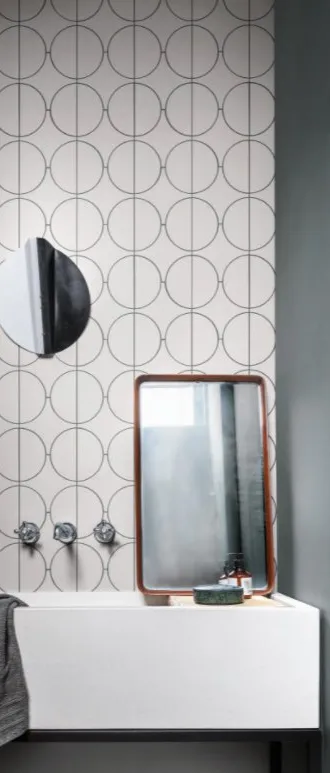 Baño con azulejos efecto cemento en tonos neutros, colección Cementum de Marazzi