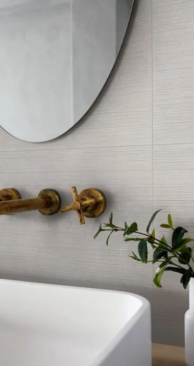 Baño con azulejos efecto cemento en tonos neutros, colección Cementum de Marazzi