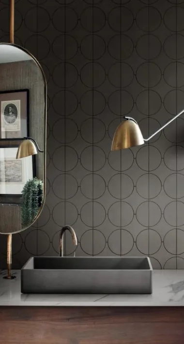 Baño con azulejos efecto cemento en tonos neutros, colección Cementum de Marazzi