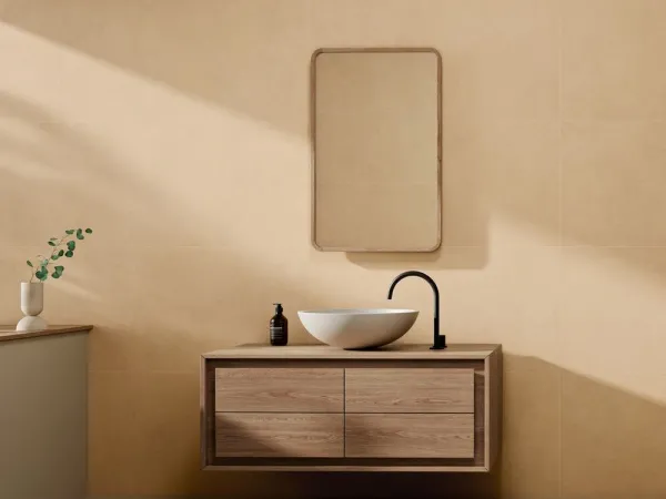 Baño con azulejos efecto cemento en tonos cálidos, colección Chelsea de Argenta