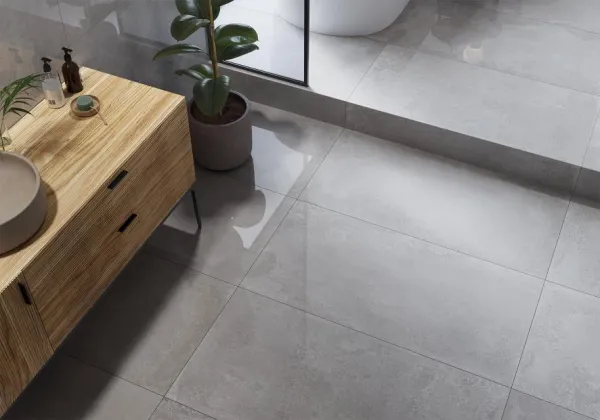 Baño con azulejos efecto cemento en tonos neutros, colección Chrome de Metropol