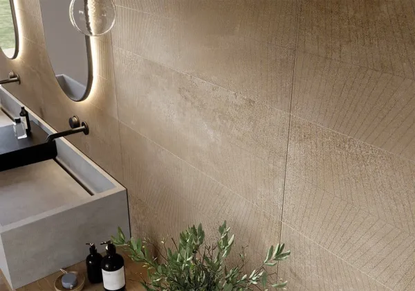 Baño con azulejos efecto cemento en tonos cálidos, colección Chrome de Metropol