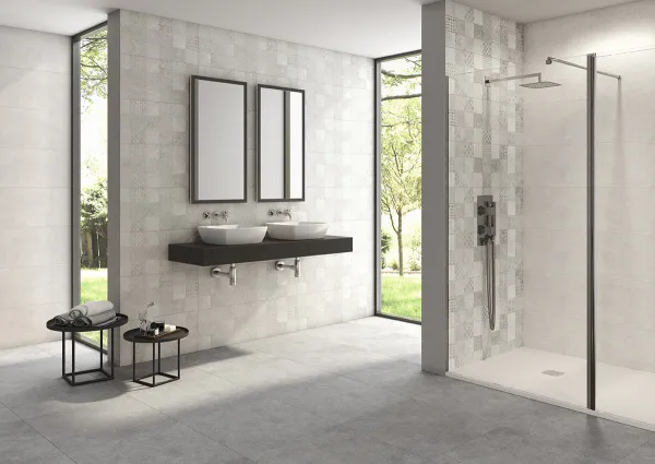 Baño con azulejos efecto cemento en tonos neutros, colección Clunia de Durstone