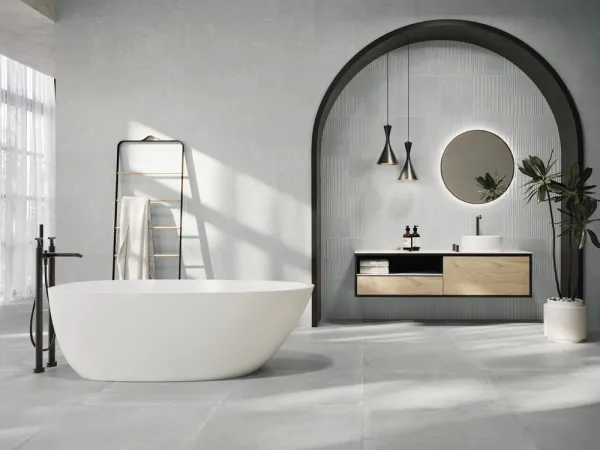 Baño con azulejos efecto cemento en tonos neutros, colección Davenport de Argenta