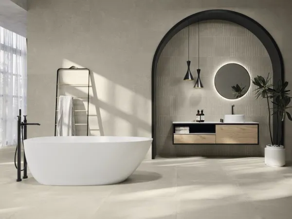 Baño con azulejos efecto cemento en tonos neutros, colección Davenport de Argenta
