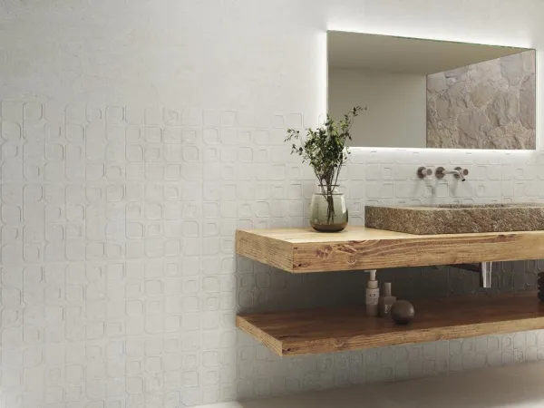 Baño con azulejos efecto cemento en tonos neutros, colección Davenport de Argenta