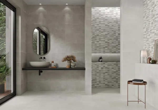 Baño con azulejos efecto cemento en tonos neutros, colección Elementi de STN