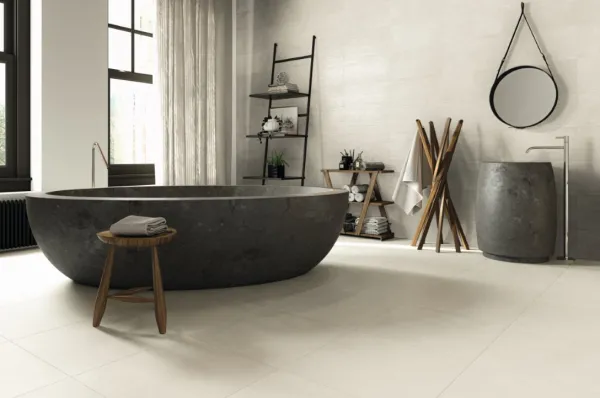 Baño con azulejos efecto cemento en tonos neutros, colección Evo de Fanal