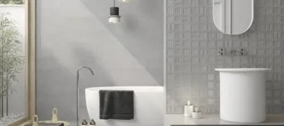 Baño con azulejos efecto cemento en tonos neutros, colección Gravel de Argenta