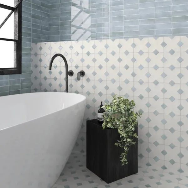 Baño con azulejos efecto cemento en tonos fríos, colección Kasbah de Equipe
