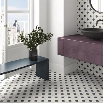 Baño con azulejos efecto cemento en tonos neutros, colección Kasbah de Equipe